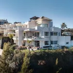 Elegant Three-Bedroom Duplex with Panoramic Views in Marbella Club Hills, Benahavis 4
