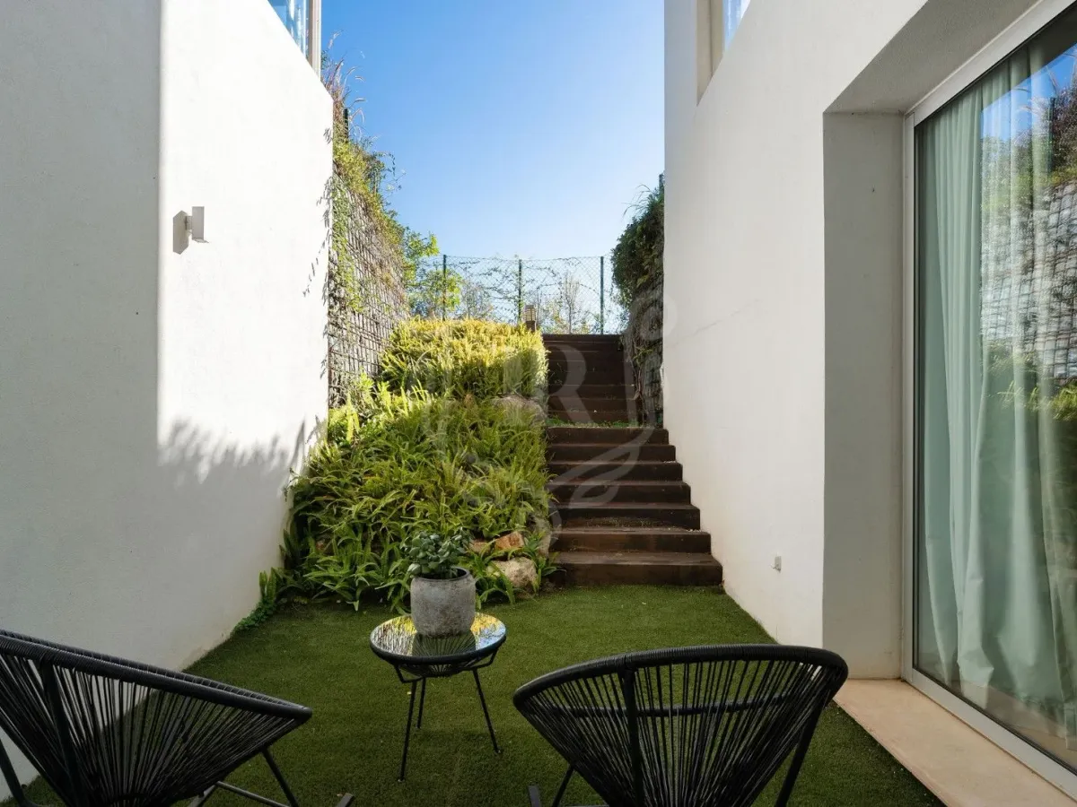 Elegant Three-Bedroom Duplex with Panoramic Views in Marbella Club Hills, Benahavis