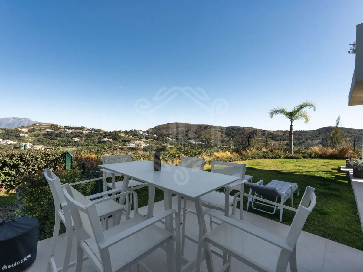 Elegant Three-Bedroom Duplex with Panoramic Views in Marbella Club Hills, Benahavis