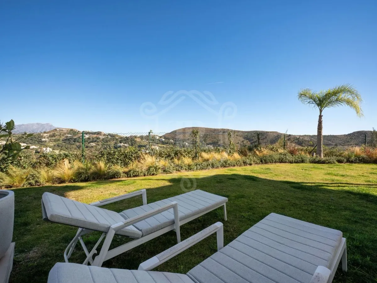 Elegant Three-Bedroom Duplex with Panoramic Views in Marbella Club Hills, Benahavis