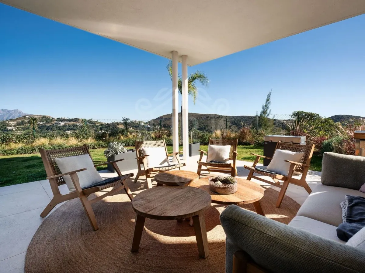 Elegant Three-Bedroom Duplex with Panoramic Views in Marbella Club Hills, Benahavis