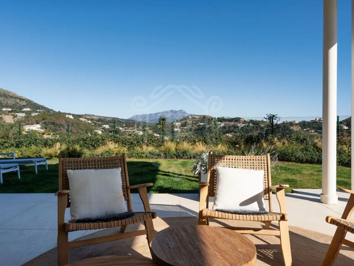 Elegant Three-Bedroom Duplex with Panoramic Views in Marbella Club Hills, Benahavis