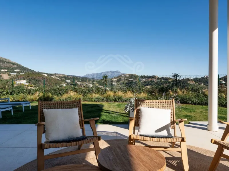 Elegant Three-Bedroom Duplex with Panoramic Views in Marbella Club Hills, Benahavis
