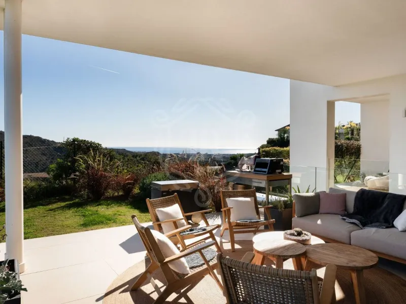 Elegant Three-Bedroom Duplex with Panoramic Views in Marbella Club Hills, Benahavis
