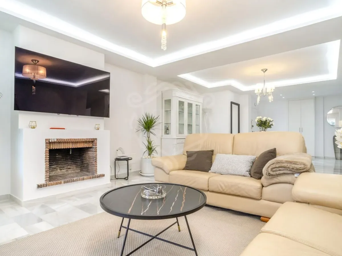 Spacious Three-Bedroom Apartment with Communal Amenities in Nueva Andalucia, Marbella