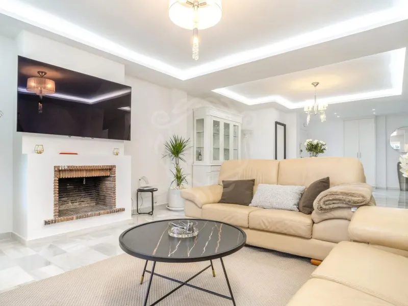 Spacious Three-Bedroom Apartment with Communal Amenities in Nueva Andalucia, Marbella