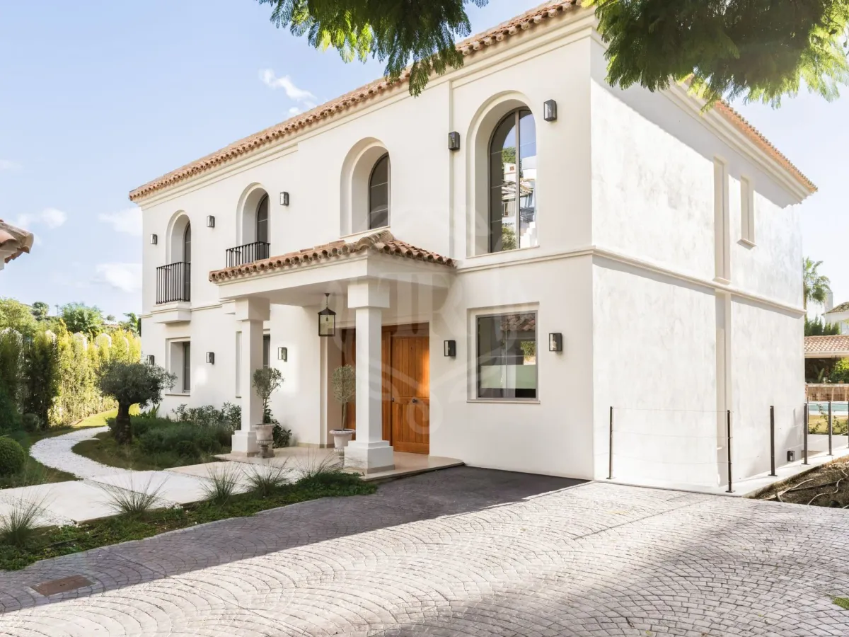 Elegant Four-Bedroom Villa with Panoramic Views in Los Arqueros, Benahavis