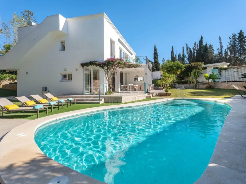 Villa Olicana - Elegant Family Villa with Outdoor Living and Prime Location -El Rosario, Marbella East