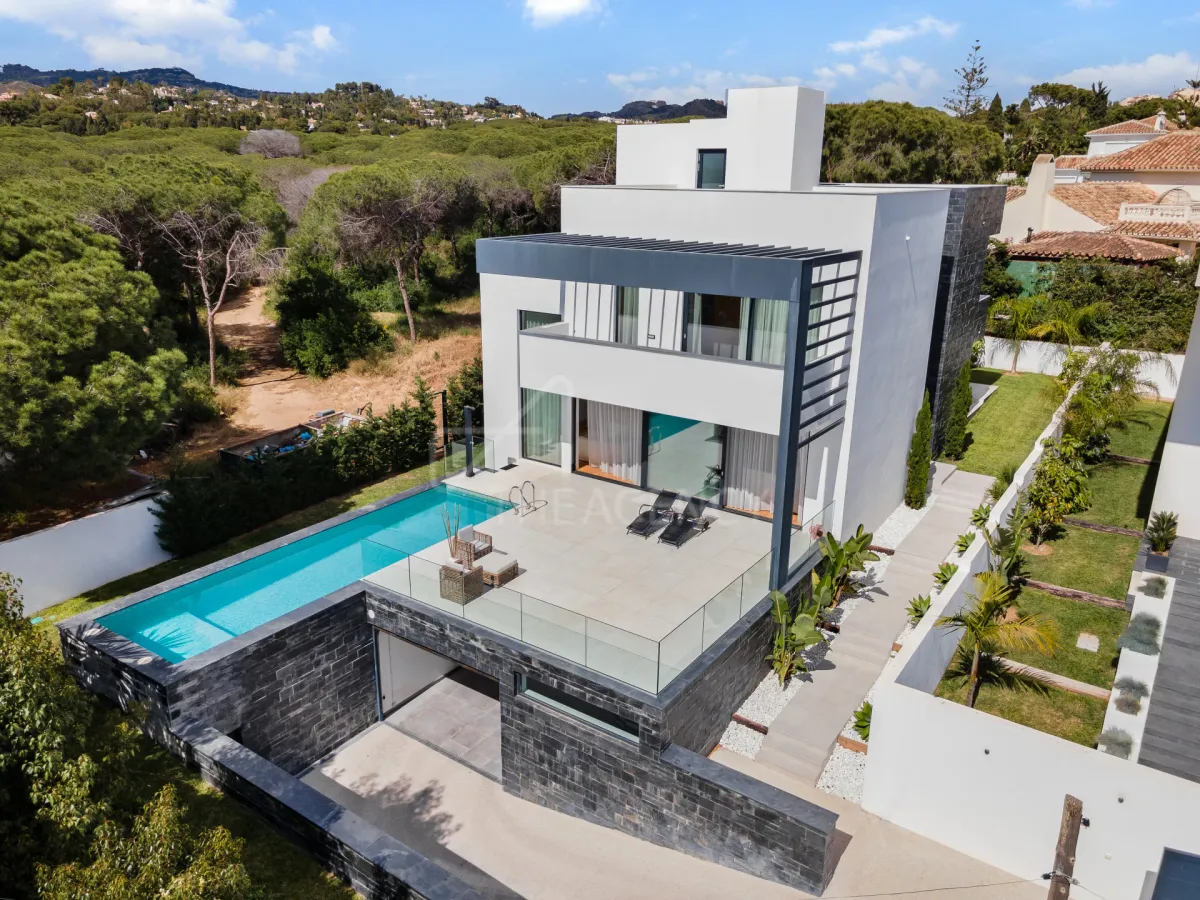 Villa Olicana - Elegant Family Villa with Outdoor Living and Prime Location -El Rosario, Marbella East