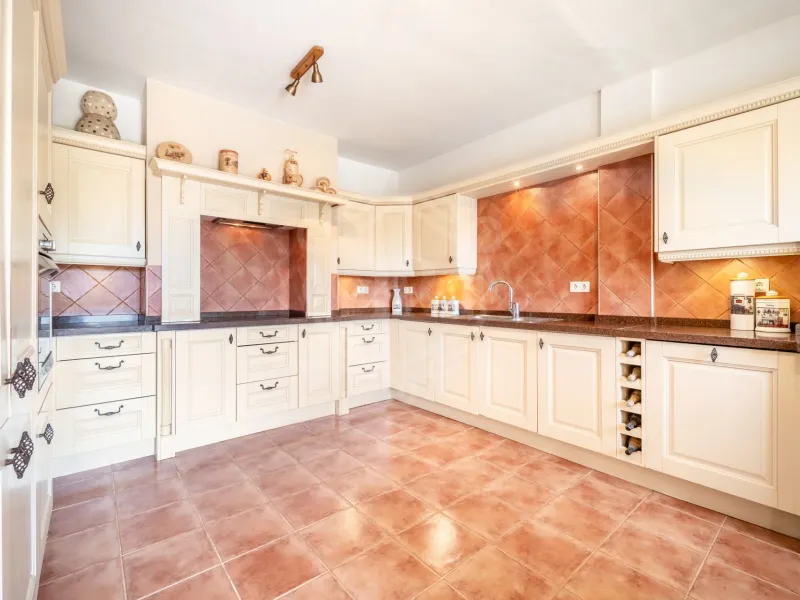 Elegant 4-Bedroom Villa with Private Pool in El Rosario, Marbella East