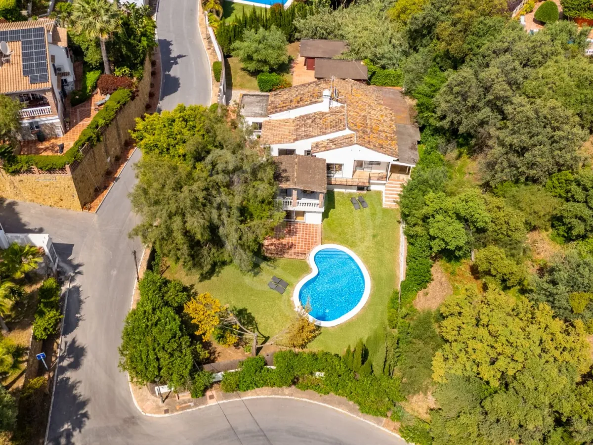 Elegant 4-Bedroom Villa with Private Pool in El Rosario, Marbella East