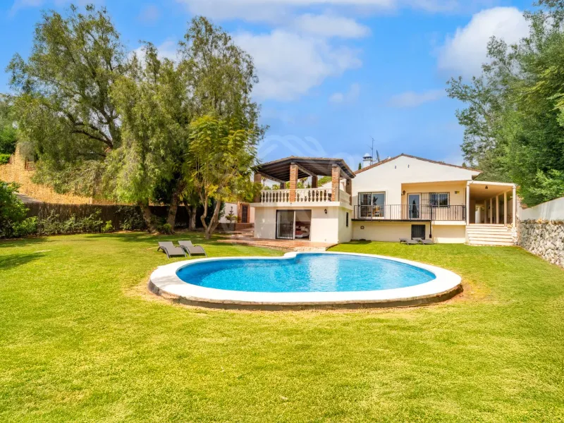 Elegant 4-Bedroom Villa with Private Pool in El Rosario, Marbella East