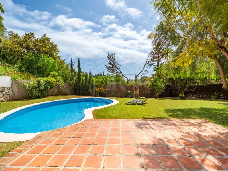 Elegant 4-Bedroom Villa with Private Pool in El Rosario, Marbella East