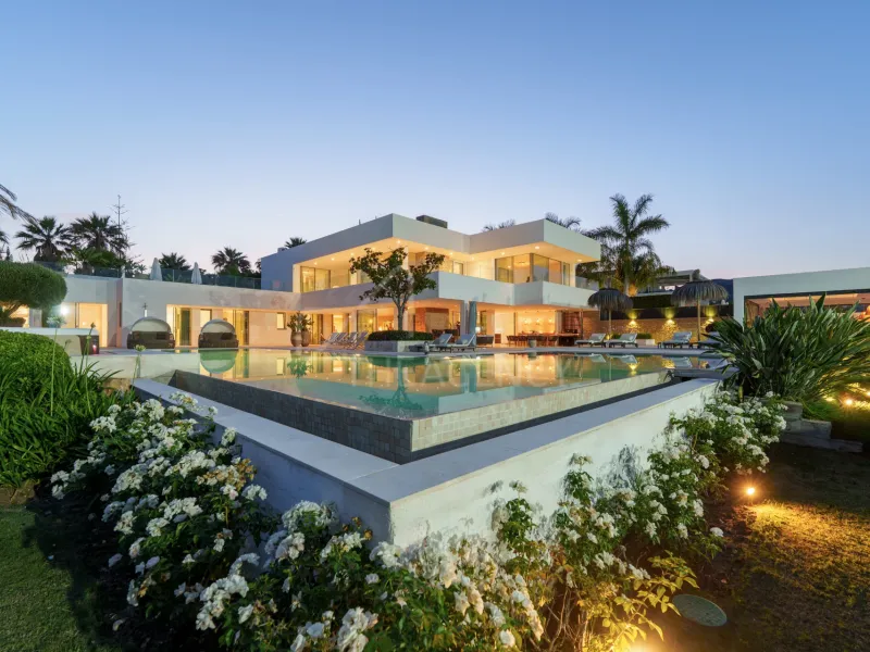 Modern Villa with Landscaped Gardens and Private Tennis Court in Marbella’s Golf Valley - Nueva Andalucia
