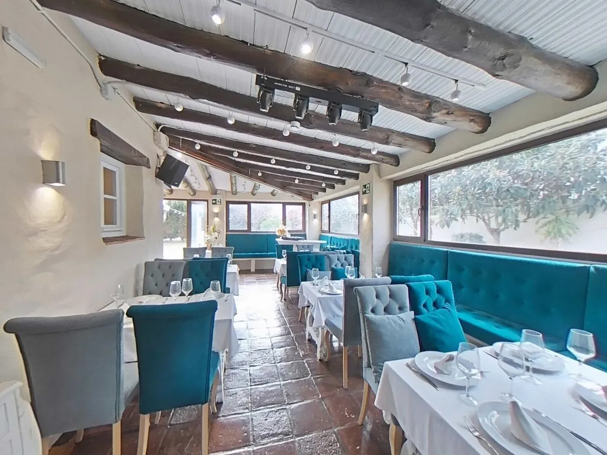 For sale of premises in Estepona, El Paraiso Barronal