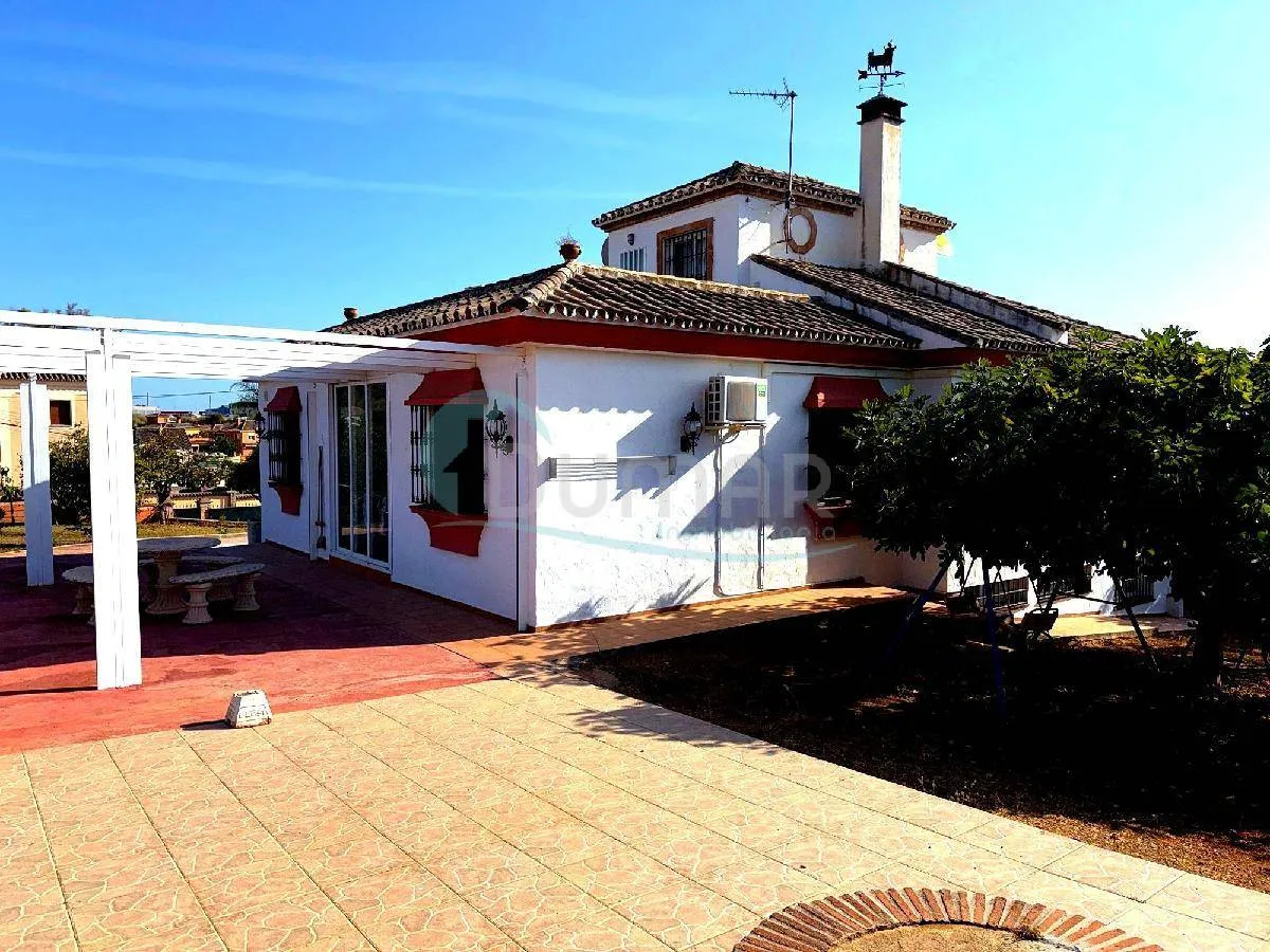 Villa independiente con 3.000 m², piscina y garaje 6–8 coches – San Pedro Alcántara | 1.500.000 €, 340 m²