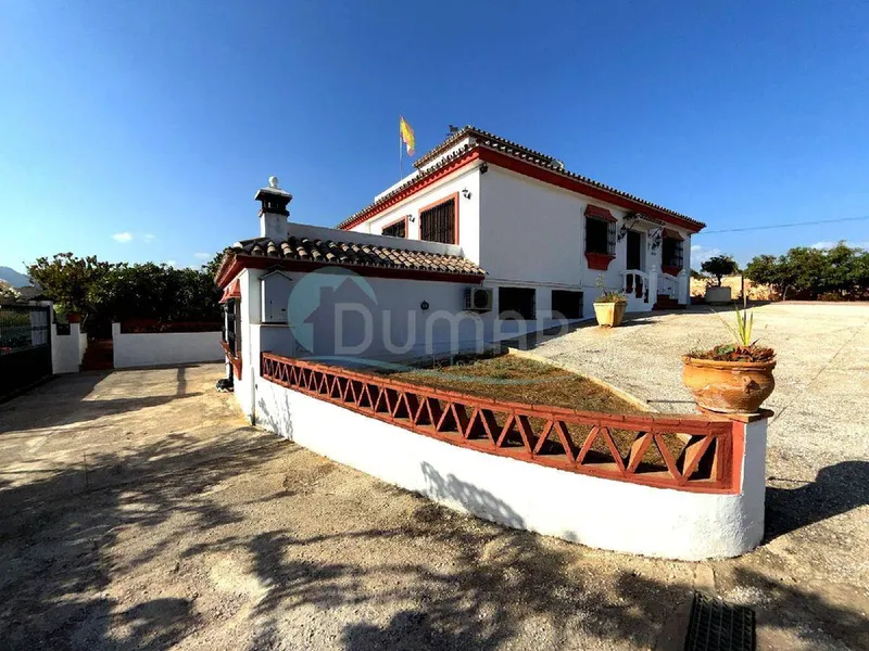 Villa independiente con 3.000 m², piscina y garaje 6–8 coches – San Pedro Alcántara | 1.500.000 €, 340 m²