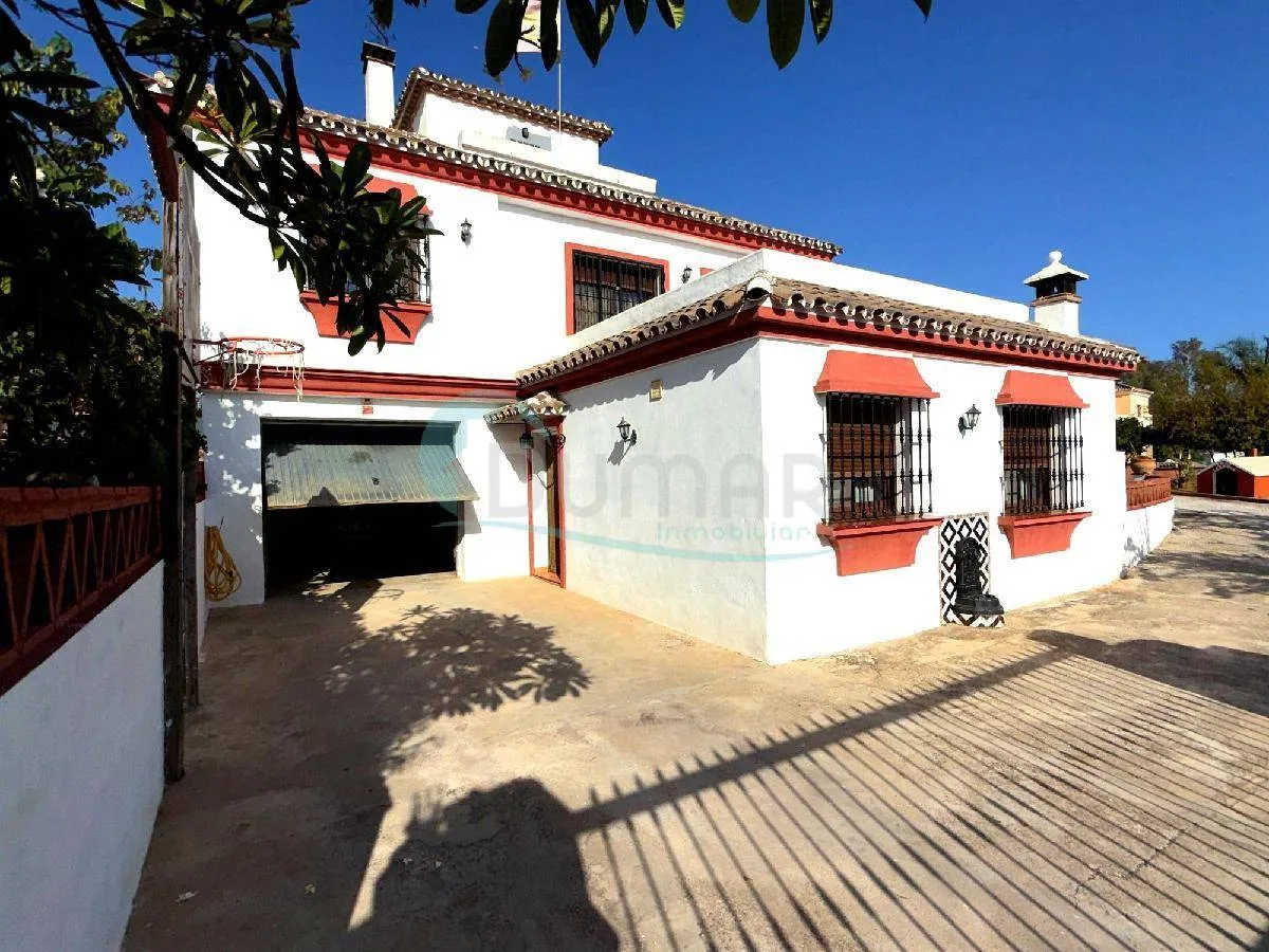 Villa independiente con 3.000 m², piscina y garaje 6–8 coches – San Pedro Alcántara | 1.500.000 €, 340 m²