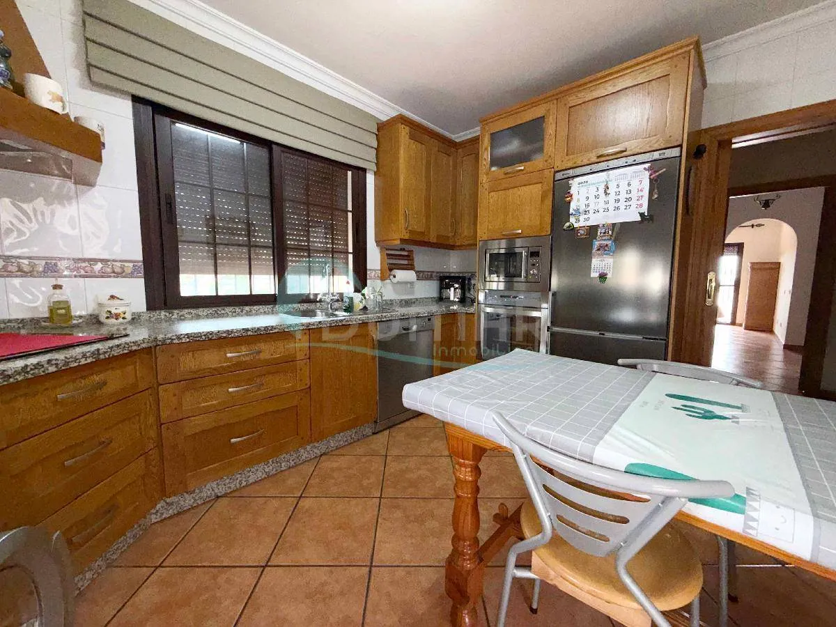 Villa independiente con 3.000 m², piscina y garaje 6–8 coches – San Pedro Alcántara | 1.500.000 €, 340 m²