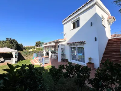 **¡Coqueto Chalet Independiente Cerca de Playas y Campo de Golf en Guadalmina Baja! | 950.000 €, 146 m²