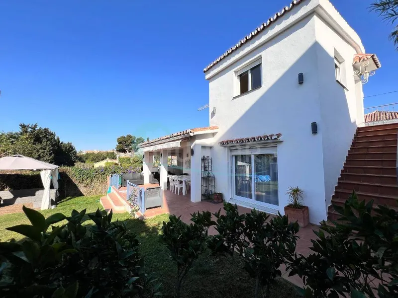 **¡Coqueto Chalet Independiente Cerca de Playas y Campo de Golf en Guadalmina Baja! | 950.000 €, 146 m²
