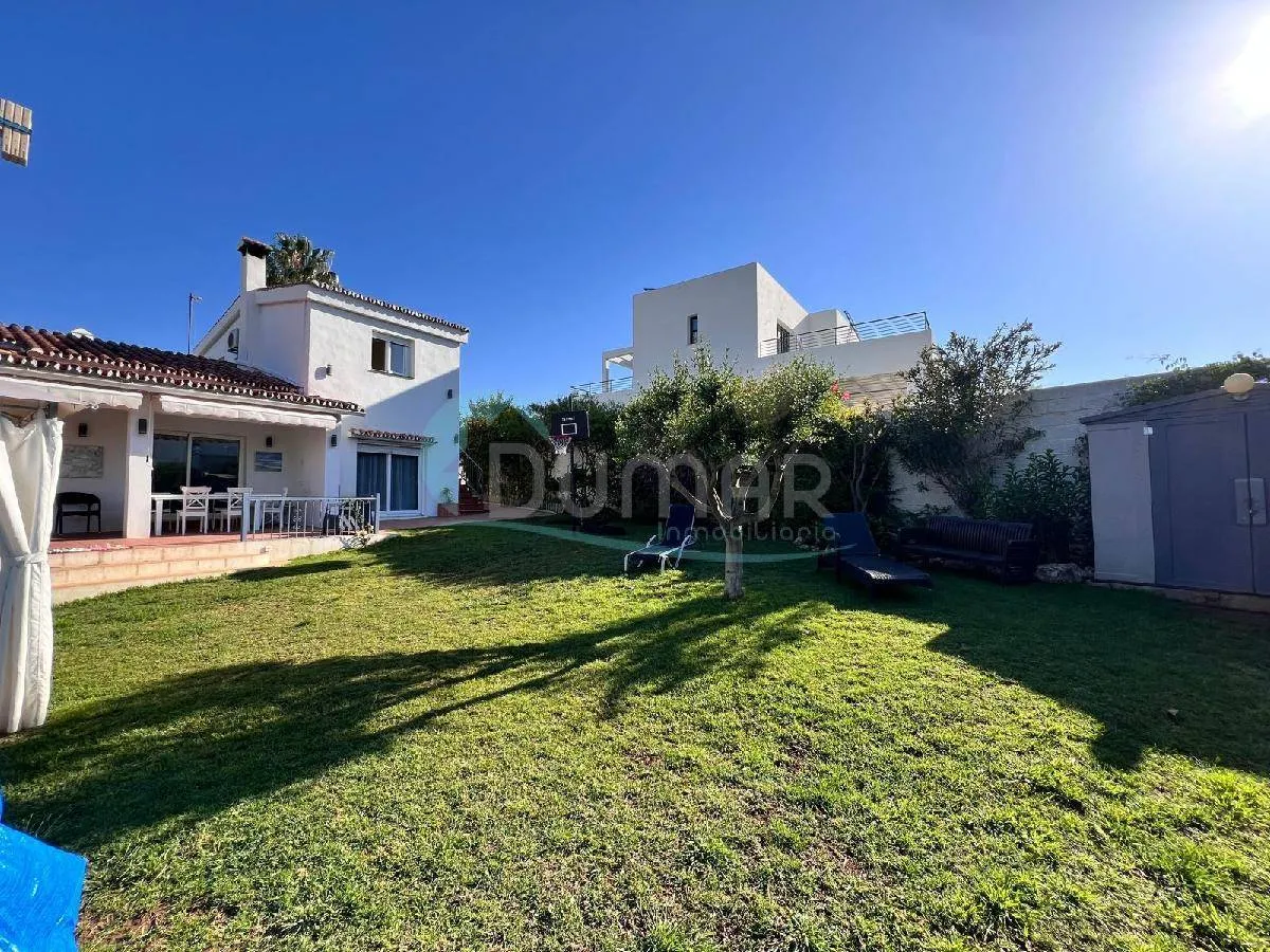**¡Coqueto Chalet Independiente Cerca de Playas y Campo de Golf en Guadalmina Baja! | 950.000 €, 146 m²