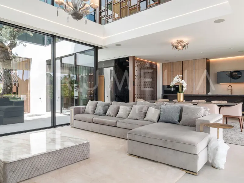 Semi-detached villa with panoramic rooftop in Nueva Andalucía