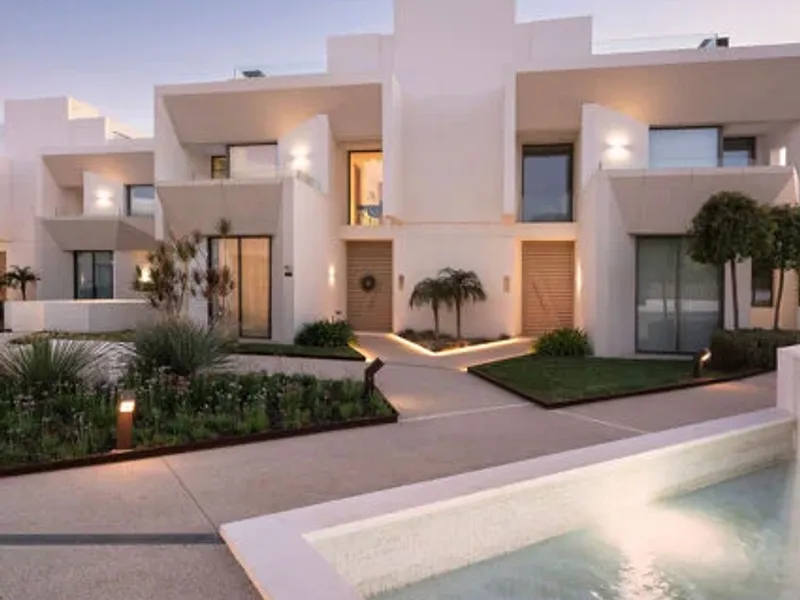 Semi-detached villa with panoramic rooftop in Nueva Andalucía