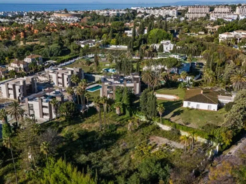Semi-detached villa with panoramic rooftop in Nueva Andalucía