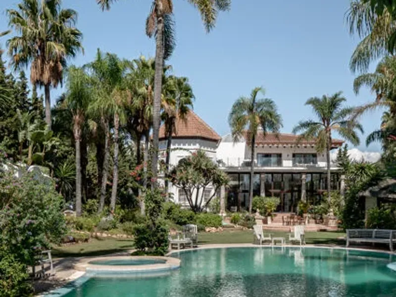 Semi-detached villa with panoramic rooftop in Nueva Andalucía