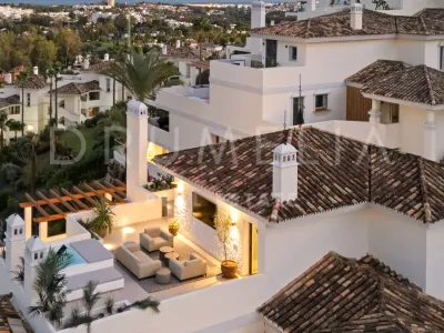 Renovated duplex penthouse with sea and mountain views in Nueva Andalucía