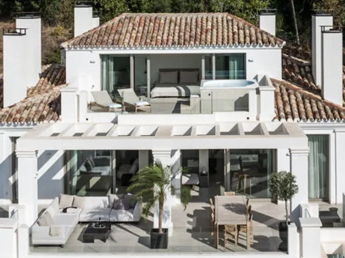 Renovated duplex penthouse with sea and mountain views in Nueva Andalucía