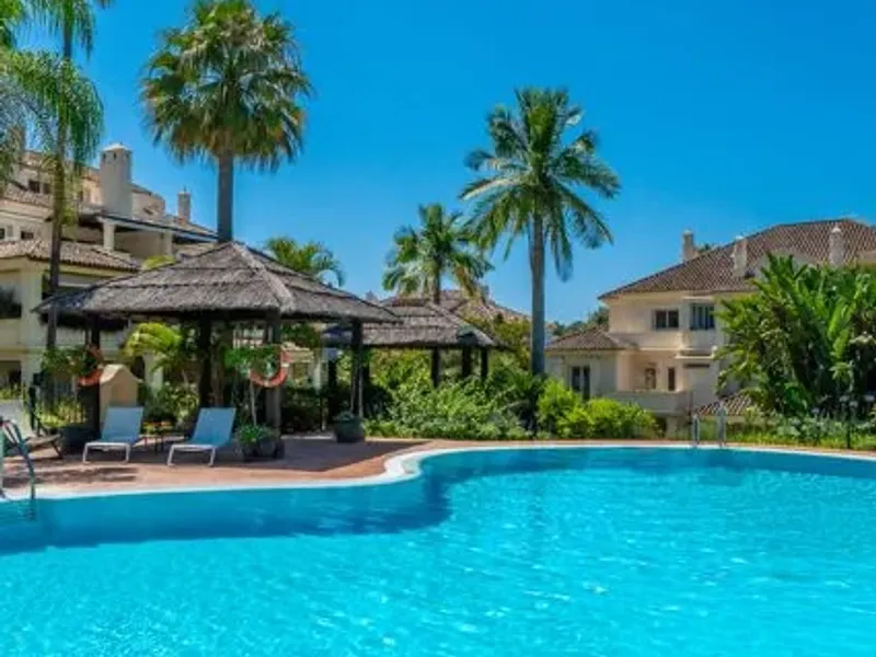 Renovated duplex penthouse with sea and mountain views in Nueva Andalucía