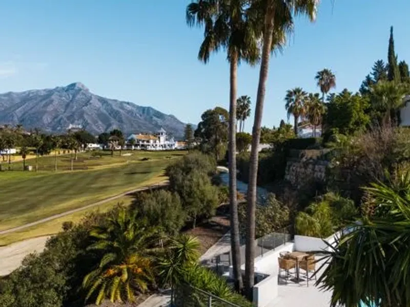 Renovated duplex penthouse with sea and mountain views in Nueva Andalucía