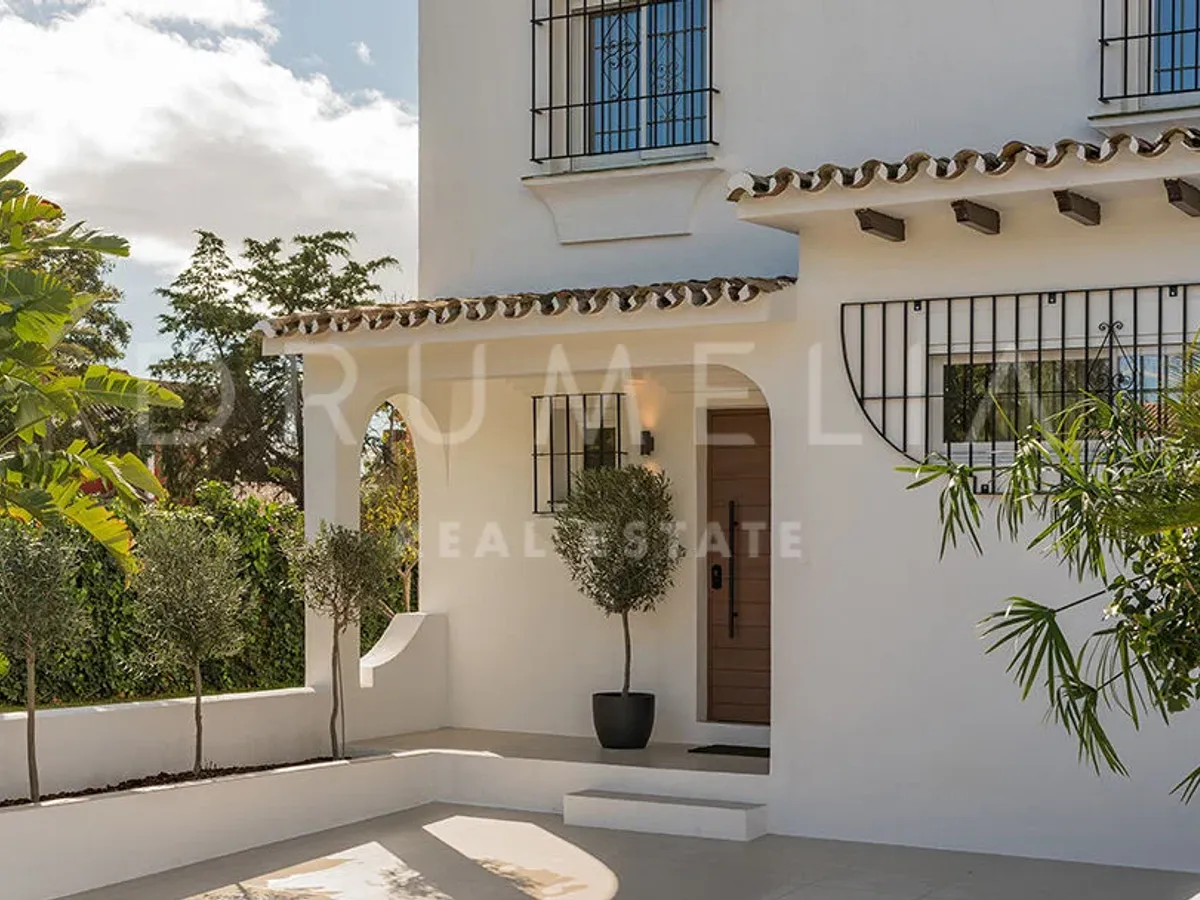 Bright and private semi-detached house in San Pedro Beach