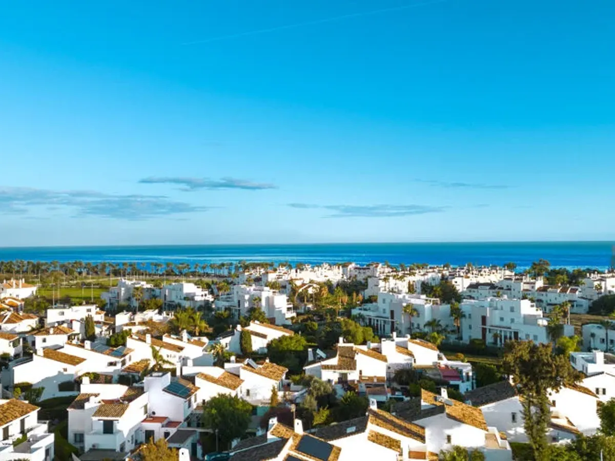 Bright and private semi-detached house in San Pedro Beach