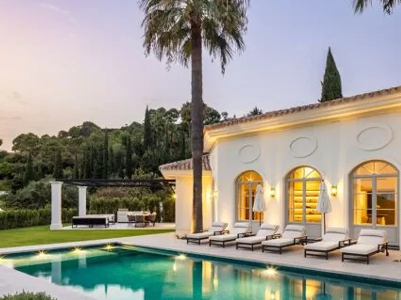 The Net - A south-east facing plot with project in La Zagaleta with panoramic sea and mountain views