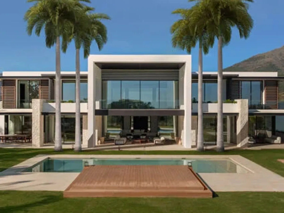 The Net - A south-east facing plot with project in La Zagaleta with panoramic sea and mountain views