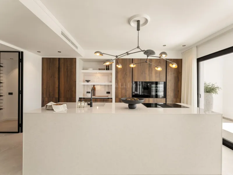 Stunning 3-Bedroom Duplex with Panoramic Sea Views and Terraces in Benahavís