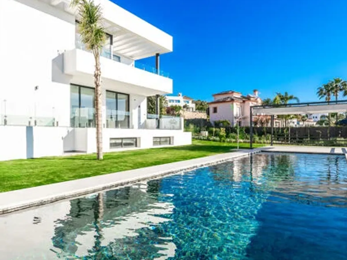 Luxury Contemporary Villa With Sea and Golf Views in El Paraíso Alto, Benahavís