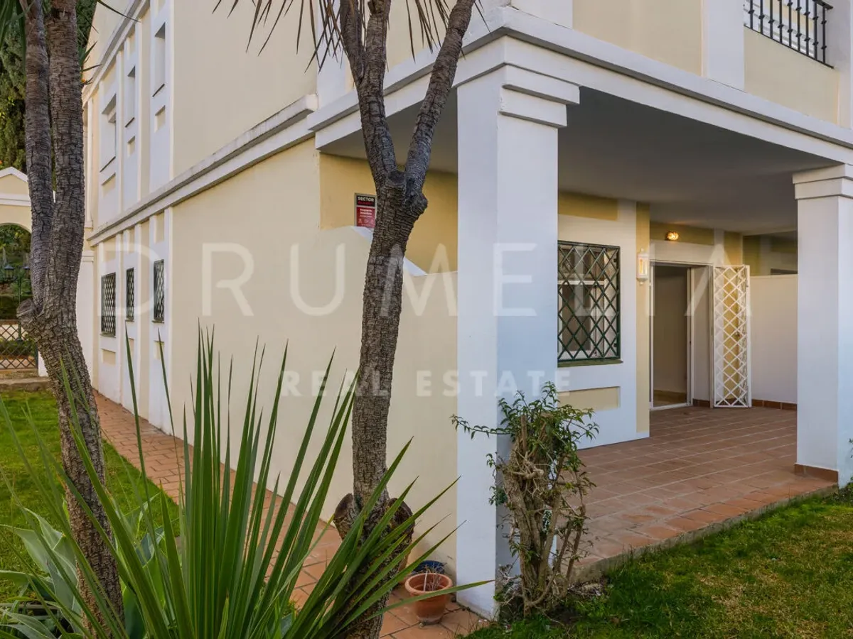 Renovated ground floor apartment with private garden in Aloha Gardens