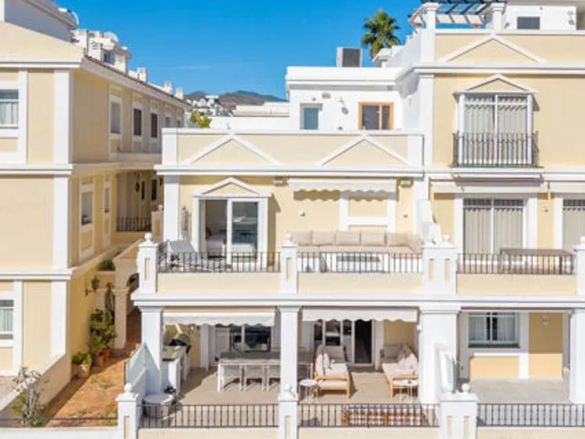 Renovated ground floor apartment with private garden in Aloha Gardens