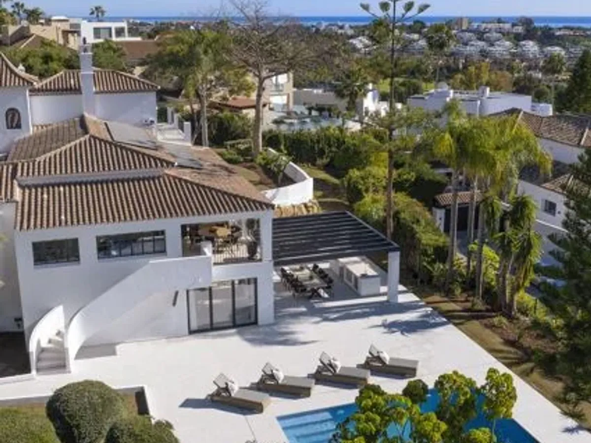 Elegant villa with sea views on an elevated plot in El Paraíso Alto, Benahavís