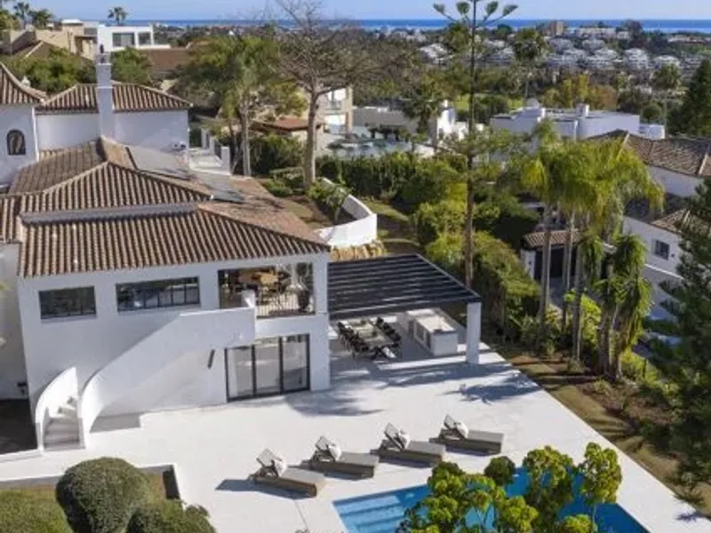 Elegant villa with sea views on an elevated plot in El Paraíso Alto, Benahavís