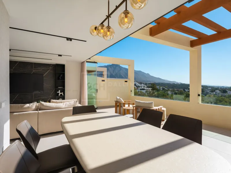 Renovated 3-Bedroom Penthouse With Terrace And La Concha To Sea Views