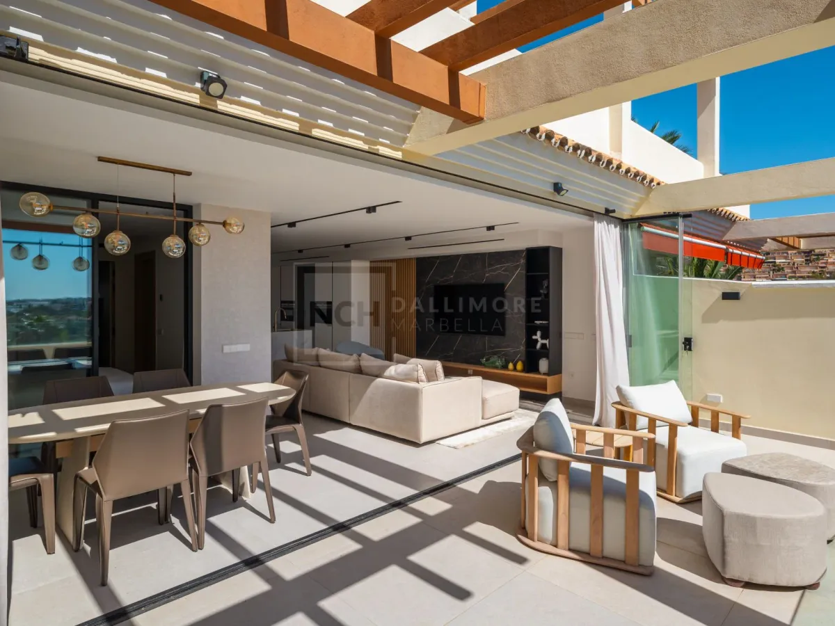 Renovated 3-Bedroom Penthouse With Terrace And La Concha To Sea Views