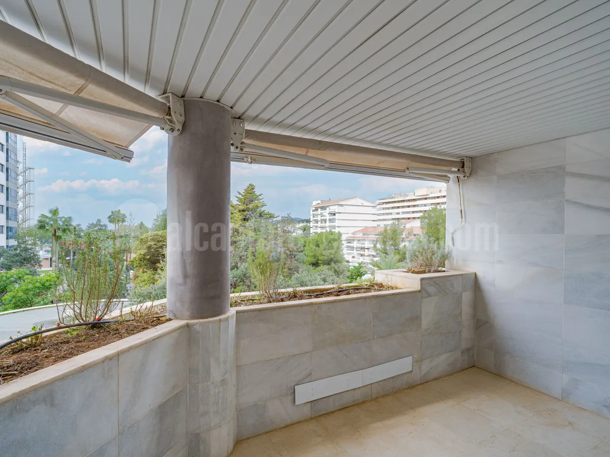 Elegant two-bedroom, beachfront apartment, located in the prestigious Jardin del Mediterráneo, Golden Mile Marbella