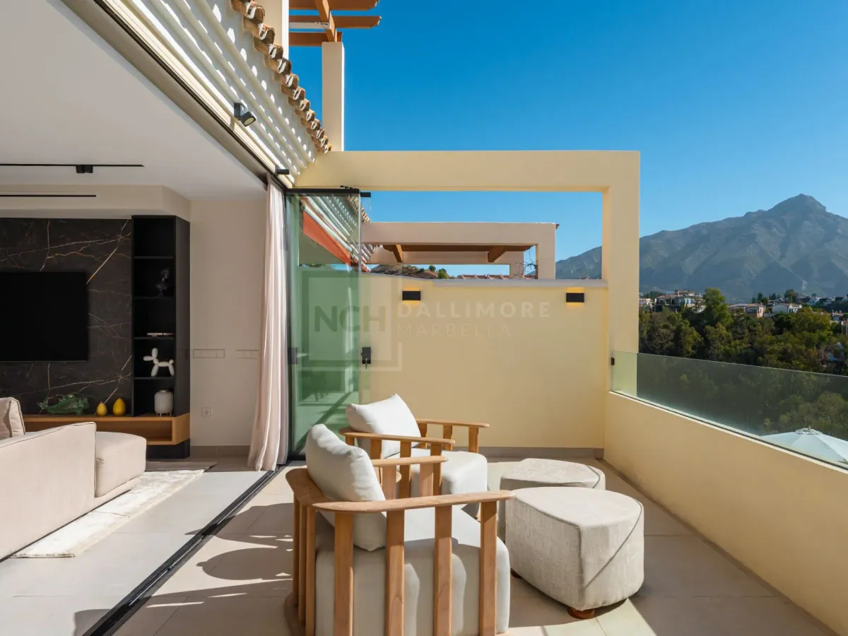 Renovated 3-Bedroom Penthouse With Terrace And La Concha To Sea Views