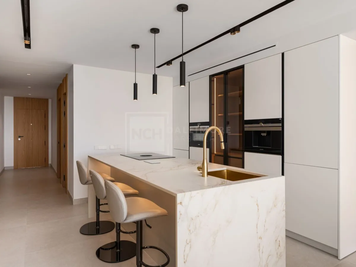 Renovated 3-Bedroom Penthouse With Terrace And La Concha To Sea Views