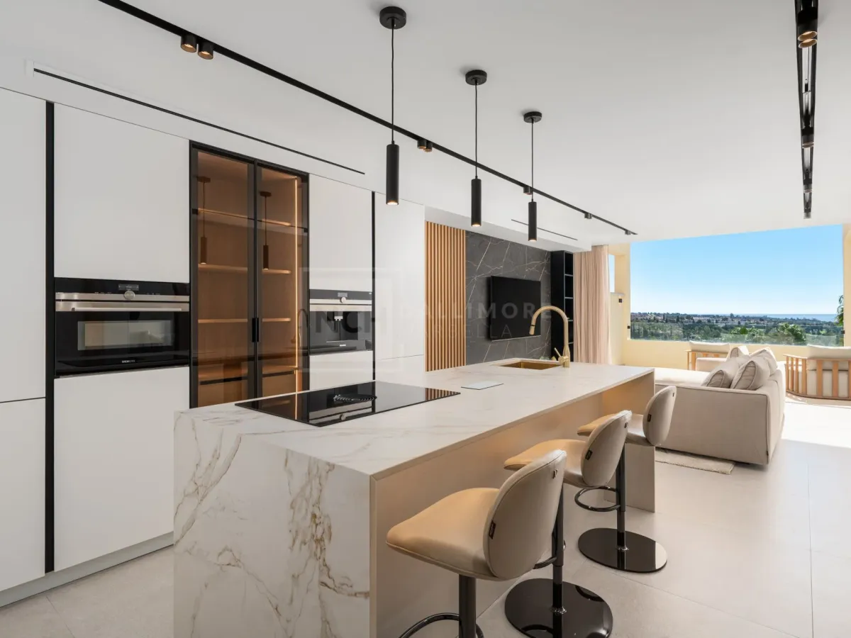 Renovated 3-Bedroom Penthouse With Terrace And La Concha To Sea Views